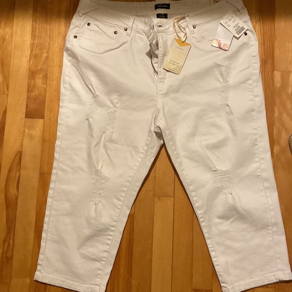 Plus size white Suko Capris… NWT. - Picture 2 of 4